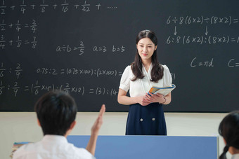 老师给小学生辅导学习