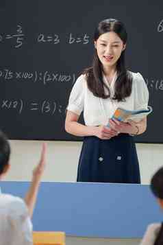 老师给小学生辅导学习