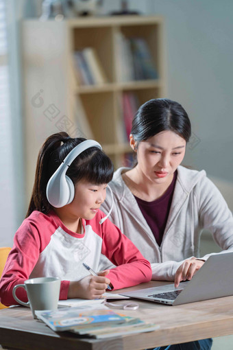 年轻妈妈辅导女儿上网课中国人高端镜头