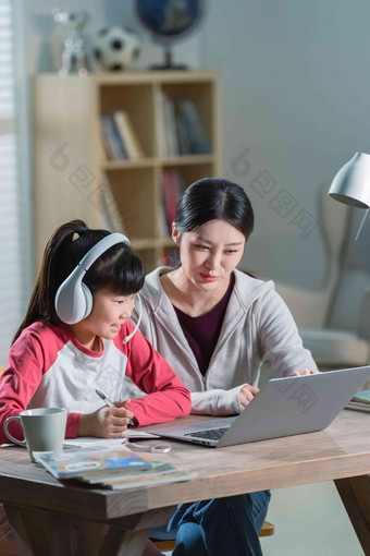 年轻妈妈辅导女儿上网课