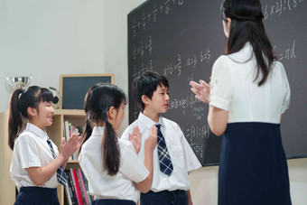 老师上课男孩黑板责任高清场景图片