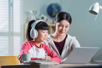 年轻妈妈辅导女儿上网课中国人清晰素材
