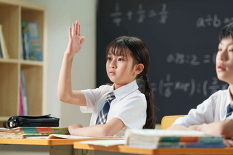 在课堂上举手的<strong>小学</strong>生未成年学生高质量照片