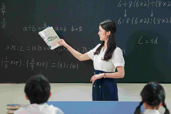 老师给小学生辅导学习