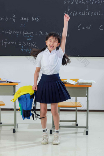 快乐的小学女生在教室里欢呼跳跃