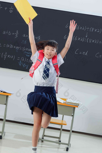 快乐的小学<strong>女生</strong>在教室里欢呼<strong>跳跃</strong>