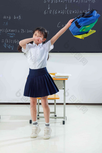 快乐的小学<strong>女生</strong>在教室里欢呼<strong>跳跃</strong>