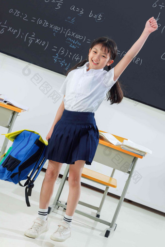 快乐的小学<strong>女生</strong>在教室里欢呼跳跃