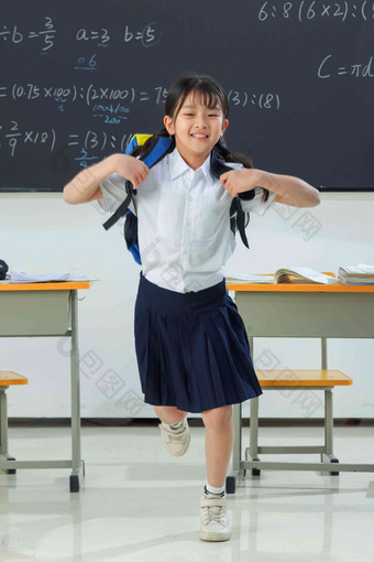 快乐的小学<strong>女生</strong>在教室里欢呼跳跃