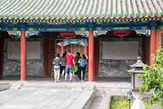 北京恭王府名胜古迹旅游胜地附带的人物摄影图