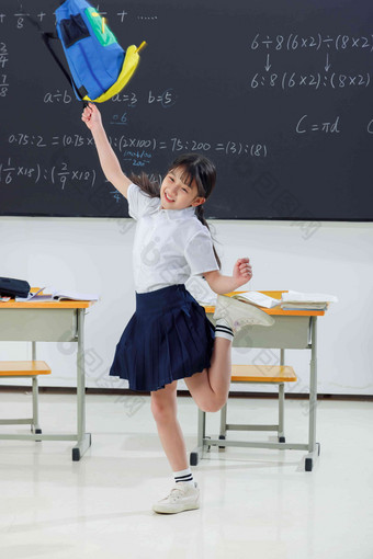 快乐的小学<strong>女生</strong>在教室里欢呼跳跃