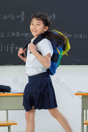 快乐的小学<strong>女生</strong>在教室里欢呼跳跃