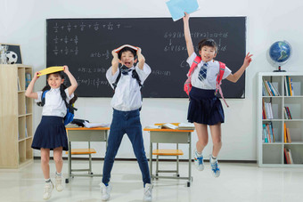 快乐的小学生在教室里欢呼跳跃希望高质量相片