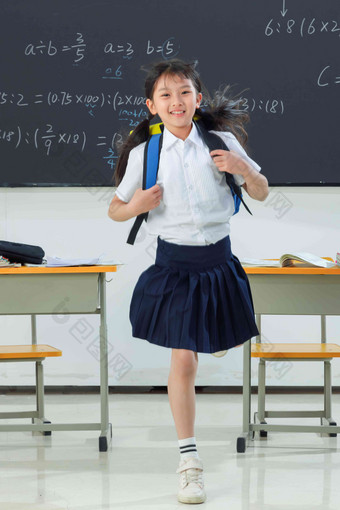 快乐的小学<strong>女生</strong>在教室里欢呼跳跃