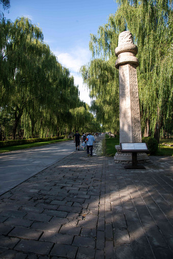 北京十三陵雕塑植物附带的人物写实图片