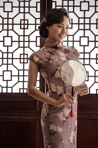 穿旗袍拿着扇子的东方女人古典式高质量图片