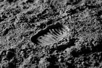 月球上的足迹太空行走写实摄影图