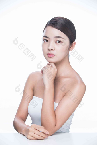 年轻女人护肤平滑的时尚高质量摄影