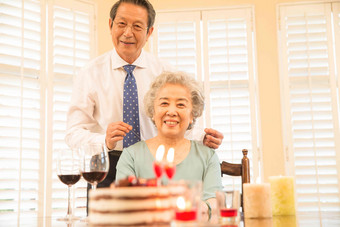老年夫妇庆祝金婚生日蛋糕高质量相片