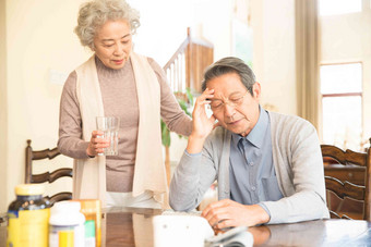 妻子关心丈夫男人写实<strong>镜头</strong>