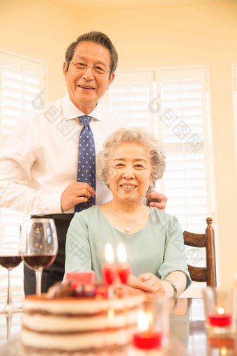 老年夫妇庆祝金婚中国高质量图片