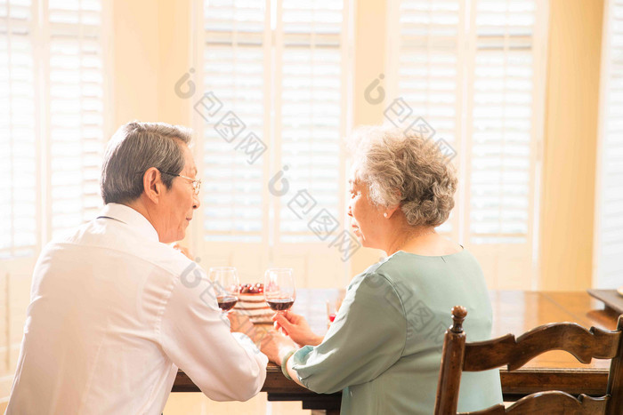 老年夫妇喝红酒老年人写实相片