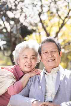 欢乐的老年夫妇晒太阳半身像高端摄影