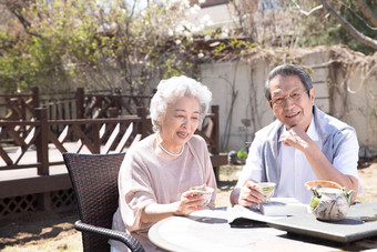 老年夫妇在庭院喝茶幸福高端镜头