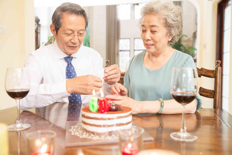 老年夫妇庆祝钻石婚高兴清晰摄影图