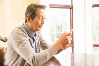 老年男人独处休闲装高端图片