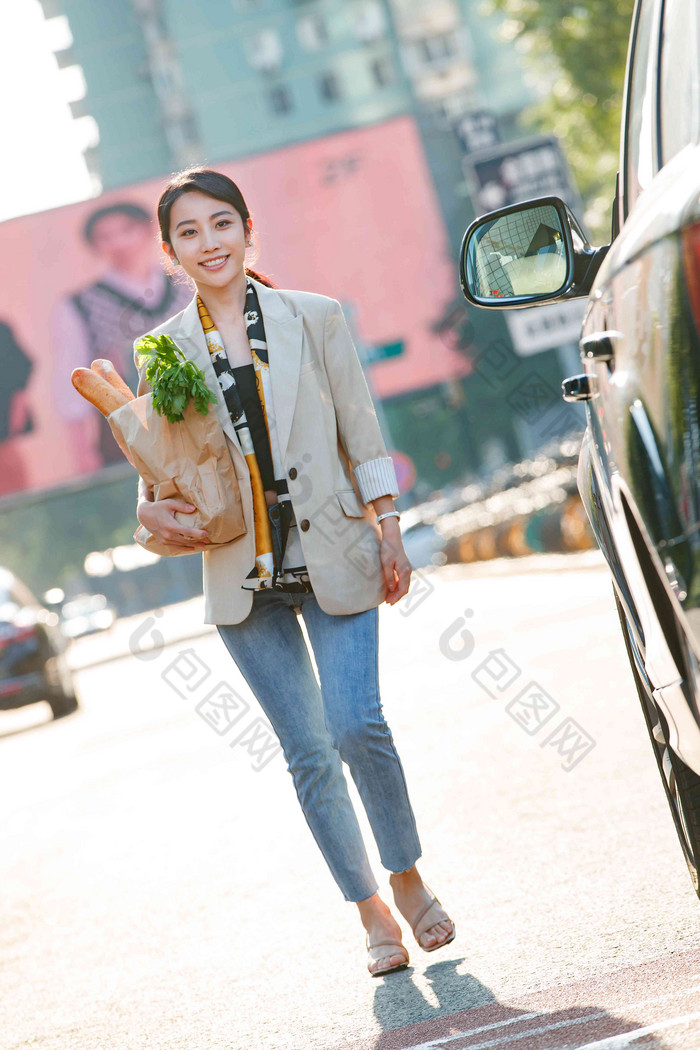 购物后的漂亮青年女人城市生活高清图片