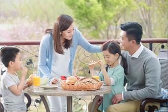 幸福家庭在阳台吃早餐关爱高端图片