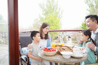 幸福家庭在阳台吃早餐餐具高清图片