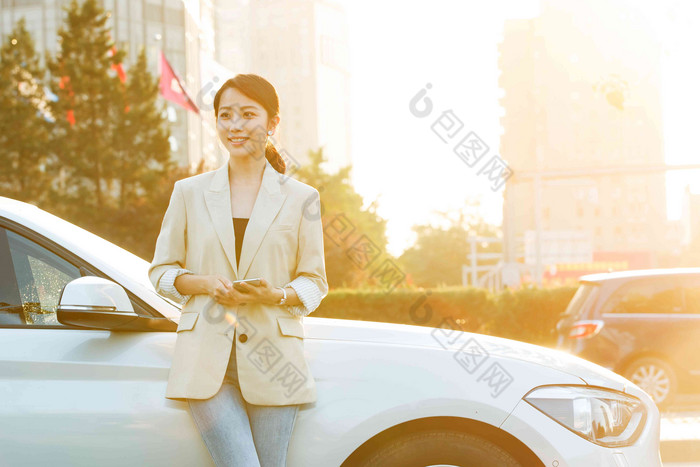 汽车旁的都市白领仅女人写实相片