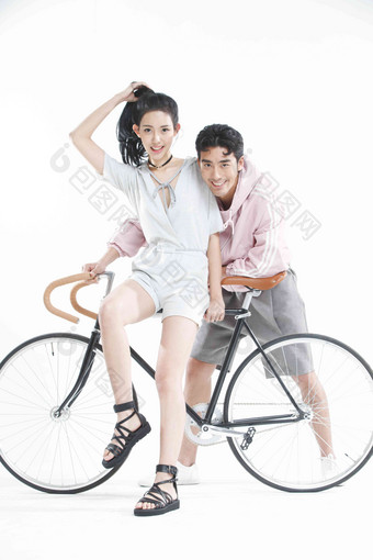 青年情侣骑自行车