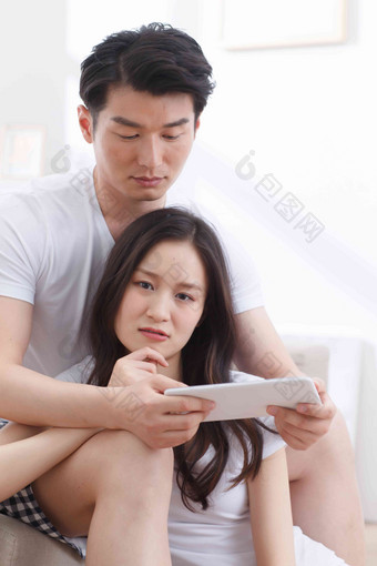 青年情侣看平板电脑
