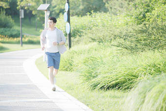 青年男人跑步<strong>锻炼</strong>身体