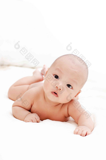 可爱的婴儿趴在床上侧面视角高质量图片
