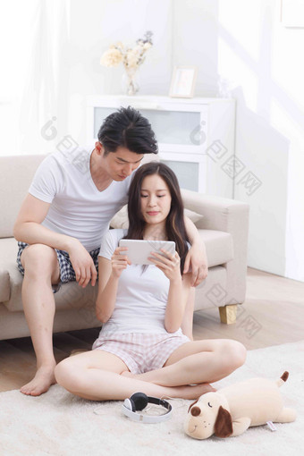 青年情侣看平板电脑女朋友写实<strong>摄影</strong>图