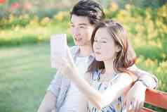 青年情侣用手机照相