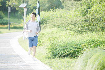 青年男人跑步<strong>锻炼</strong>身体