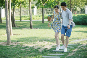 浪漫情侣散步两个人关爱公园