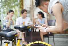 青年人扫描共享单车自行车写实影相