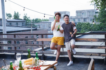 两个青年人喝啤酒友谊高清图片