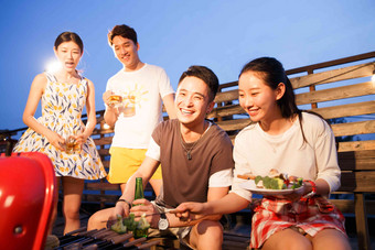 青年人聚会野餐饮料场景