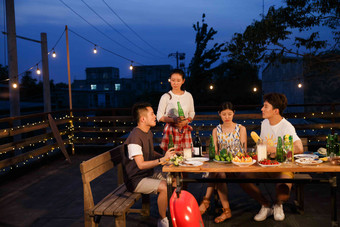 青年人聚会野餐约会氛围场景