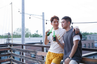 两个青年人喝啤酒饮料高清拍摄