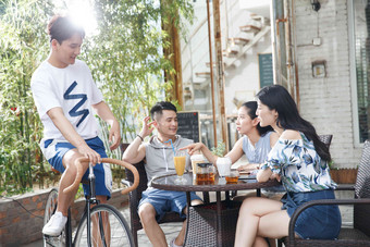 青年聚会饮料享受高端摄影