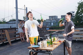 两个青年人喝啤酒干杯氛围拍摄