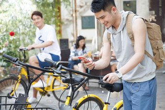 青年人扫描共享单车欢乐清晰素材